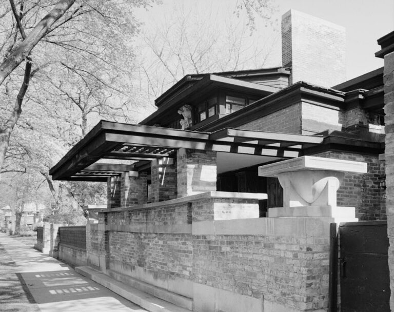 Black and white image of Frank Lloyd Wright's historic house in Oak Park, Illinois.