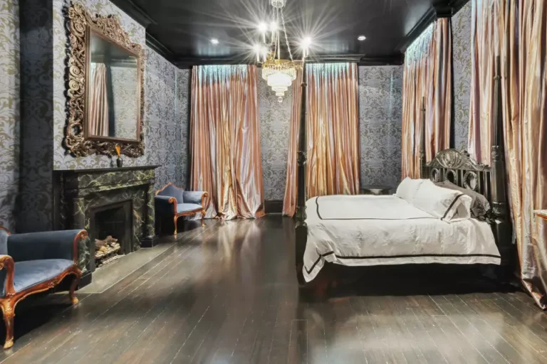 Lalaurie mansion bedroom