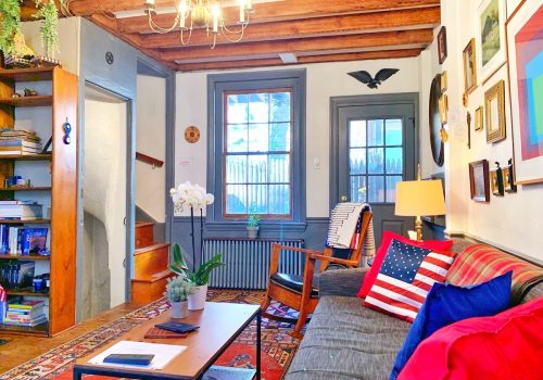 This is a fantastic place to stay in the middle of Philadelphia, a great rented apartment that is pictured here has a lot of light, classic American decor, and big windows.